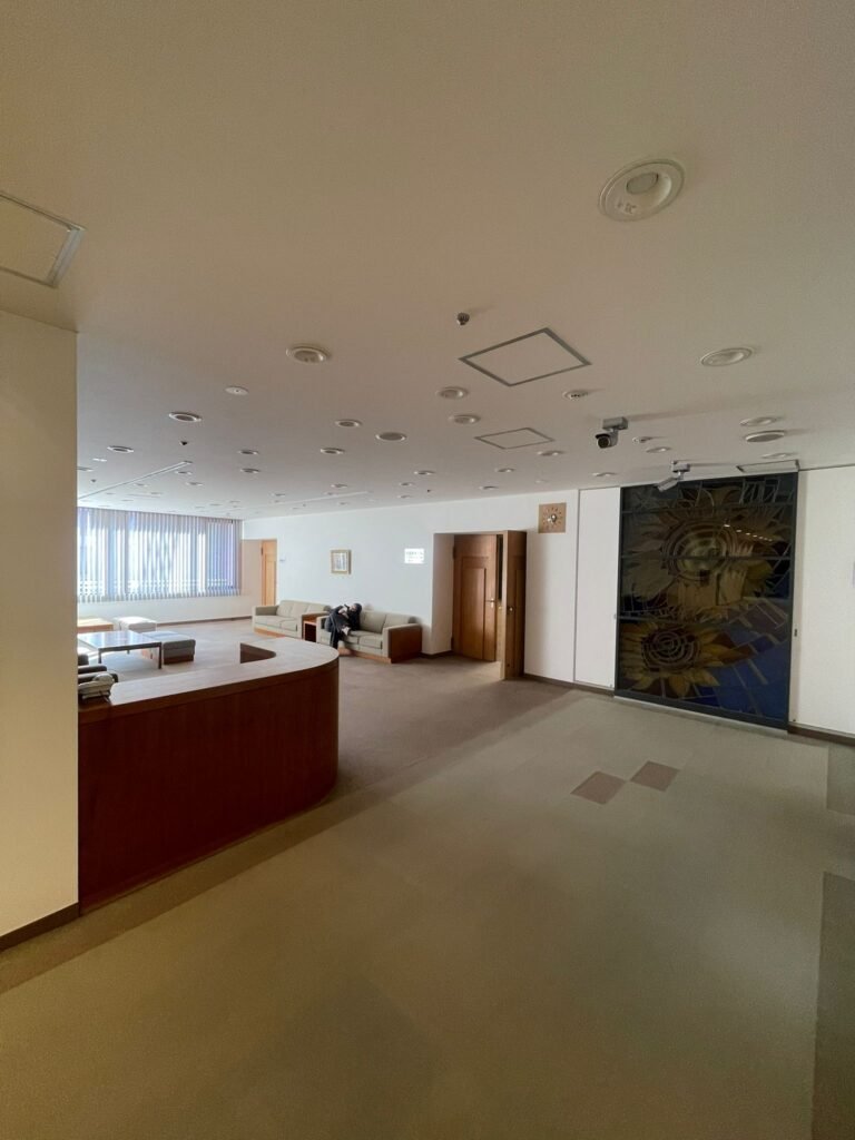 Sala destinada aos lojistas em frente a entrada da sala